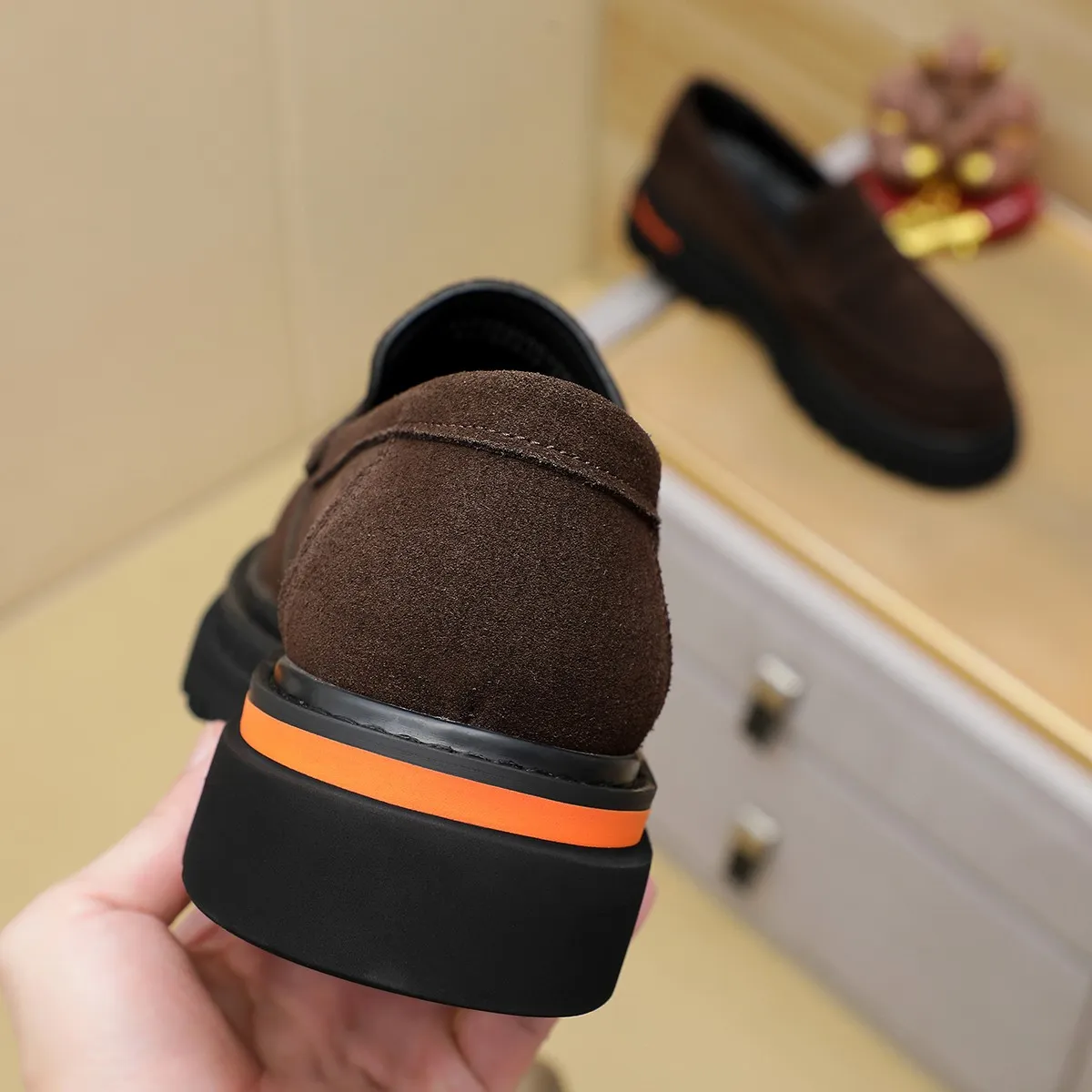 Men's shoes 💰660 💰 Louis Vuitton LV ® Autumn and Winter 🆕 models 🔛Full shoe counter First layer cowhide, 🐂Leather lined casual shoes for men, super soft outsole, essential for driving. Counter synchronization Original first layer cowhide Completely 1:1 mold customization 🌹Top version, 2 colors available! Number: 38-45 (37.46. Customized)